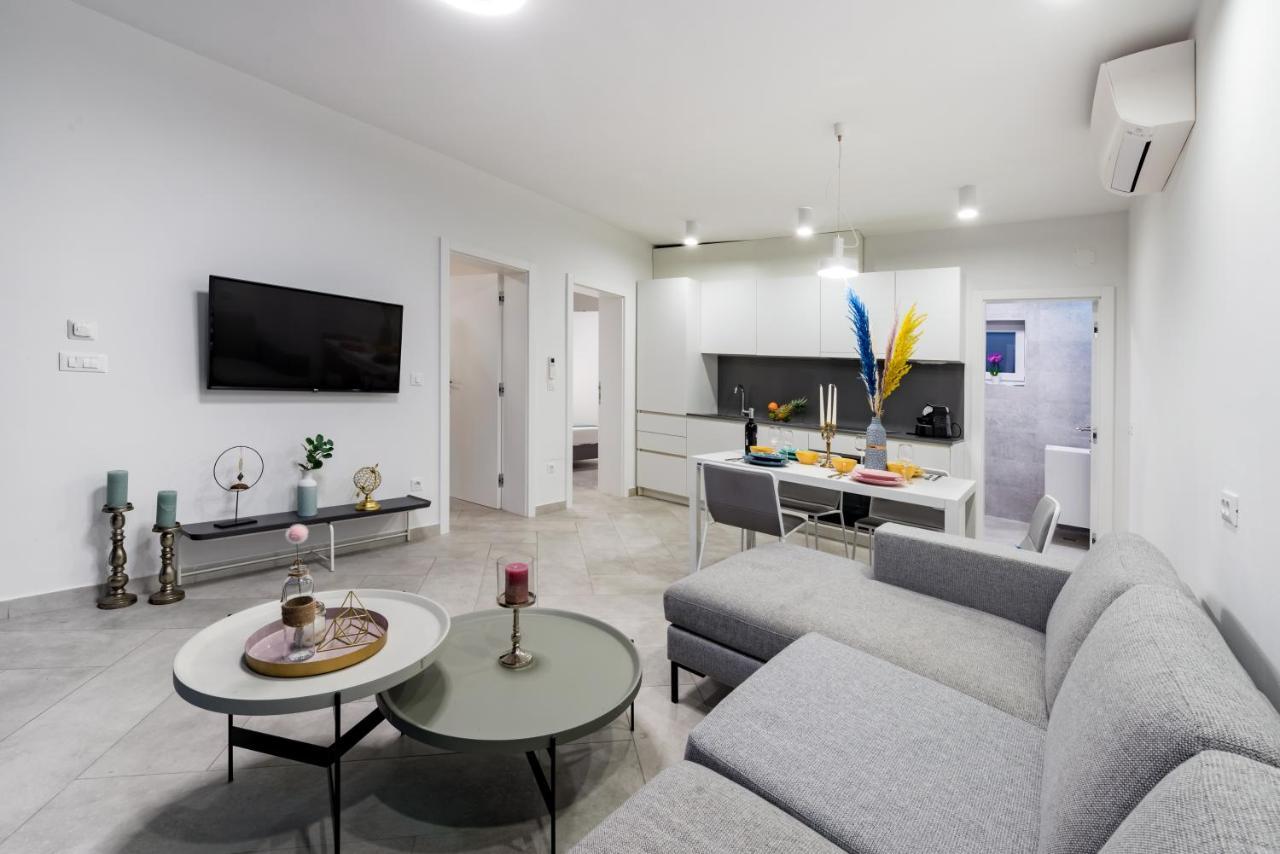 Apartments Villa Poco Loco Млини Стая снимка