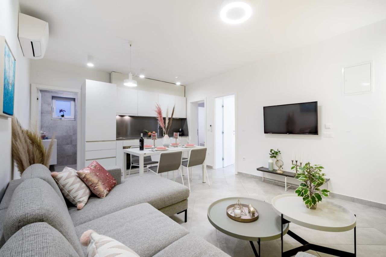 Apartments Villa Poco Loco Млини Стая снимка